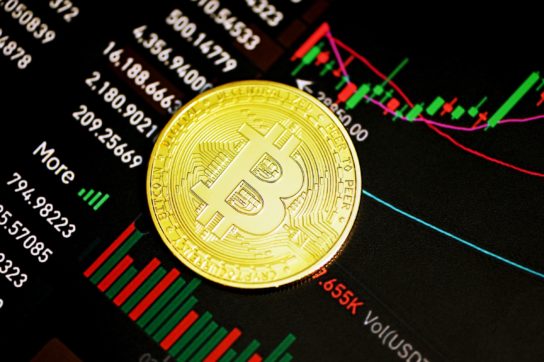 Copertina di Bitcoin, negli Usa scatta la corsa ai fondi passivi sui future: le autorità non si fidano ma si adeguano
