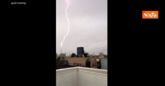 Copertina di Uragano Henri a New York, in un video il momento in cui un fulmine colpisce il grattacielo