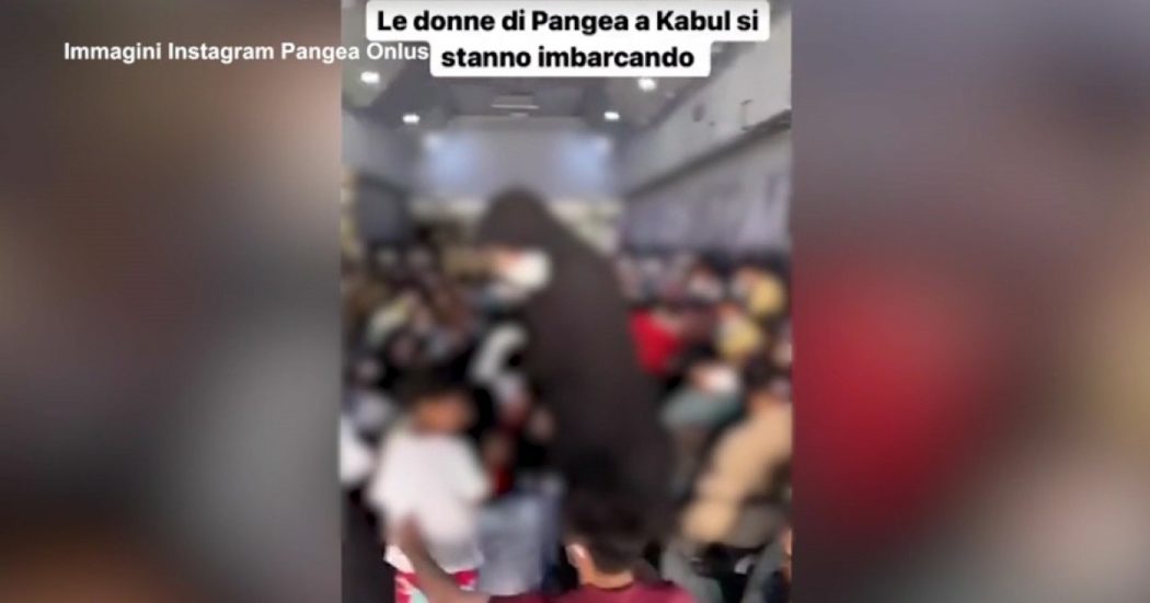 Afghanistan, le donne della onlus Pangea e le loro famiglie lasciano Kabul: il video a bordo di uno dei voli per l’evacuazione