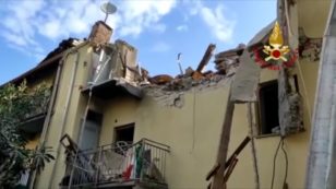 Copertina di Torino, palazzina crolla per un’esplosione: morto bambino di quattro anni. Quattro residenti estratti vivi dalle macerie