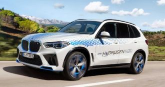 Copertina di BMW iX5 Hydrogen, la suv a idrogeno è fatta insieme a Toyota – FOTO