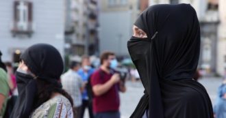 Copertina di Afghanistan, a Napoli il flashmob indossando il velo per sostenere le donne afghane: “Io non mi copro gli occhi” – Video