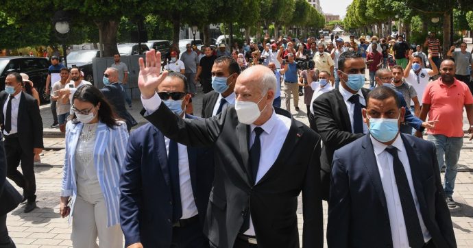 Tunisia, presidente Saied proroga sospensione Parlamento ‘fino a nuovo ordine’. Opposizioni: ‘Golpe’. Ma i sondaggi lo premiano