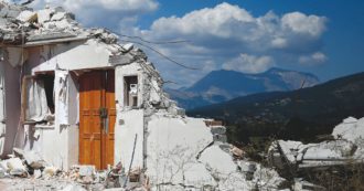 Copertina di Una sola gru e cantieri deserti: 5 anni dopo la rinascita non c’è