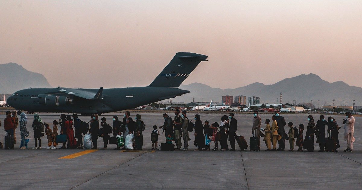 Afghanistan, Blinken: “Possibilità di un attacco dell’Isis molto reale”. Media: “Pronti razzi e 10 kamikaze”. Ancora 4.100 americani nel Paese: “Sarà più difficile evacuarli”