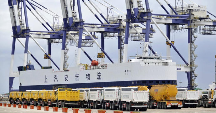 Cina, riapre il porto di Ningbo, il terzo del paese parzialmente “chiuso per Covid”. Ma si ferma il terminal aeroportuale di Shanghai