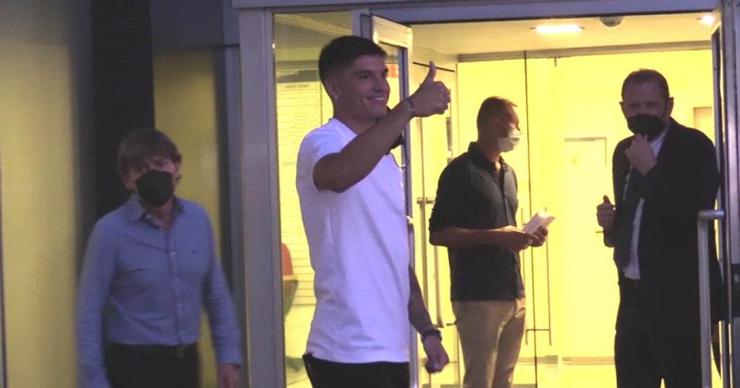 Inter, Joaquin Correa è arrivato a Milano: primi selfie con i tifosi nerazzurri – Video