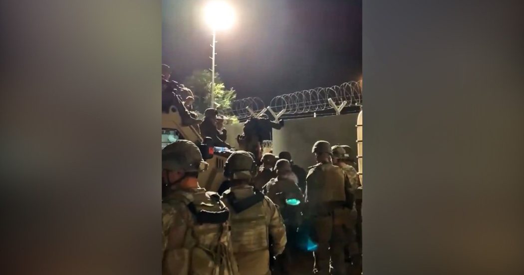 Militari spagnoli impegnati con l’evacuazione all’aeroporto di Kabul: gli afghani in fuga si fanno riconoscere con i fazzoletti rossi – video