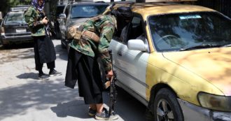 Copertina di Afghanistan, Talebani danno la caccia a giudici donna: magistrati Usa tentano di evacuarle, ma non risultano come collaboratrici occidentali