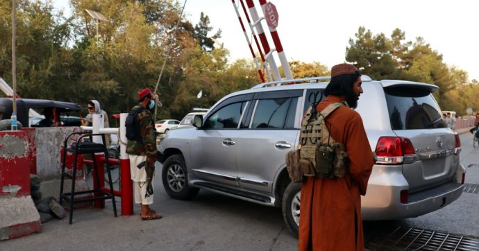 Afghanistan, Talebani attaccano i membri dell’Onu: violenze e irruzioni nelle sedi. Oms: “Avevano chiesto agli operatori di restare”