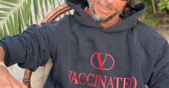 Copertina di La felpa con logo “Valentino” diventa “Vaccinated”. Il direttore creativo Piccioli: “Responsabilità civile”