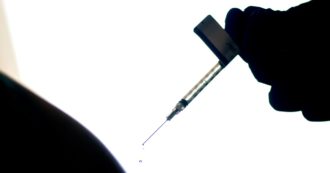 Copertina di Vaccini, la Consulta sull’indennizzo: “Incostituzionale la norma che fa decadere dopo 3 anni il termine per chiederlo”