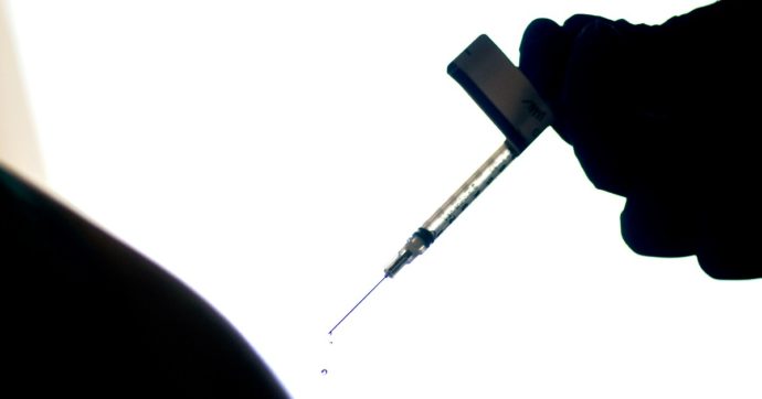 Finte vaccinazioni per far ottenere il Green pass, medico condannato a 5 anni e 3 mesi in abbreviato