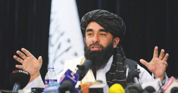 L’ostentata sicurezza dei Talebani mentre l’Occidente si ritira: “Afghani restate, nessun rischio”. Ma l’Onu: “Abusi e violenze”