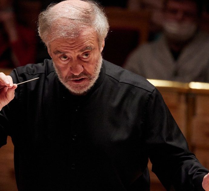 Vaery Gergiev, il direttore d’orchestra amico di Putin cacciato anche dalla Filarmonica di Monaco: “Ha rifiutato di schierarsi contro la guerra in Ucraina”