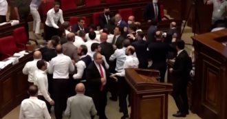 Copertina di Armenia, scoppia una maxi rissa in Parlamento tra esponenti della maggioranza e dell’opposizione