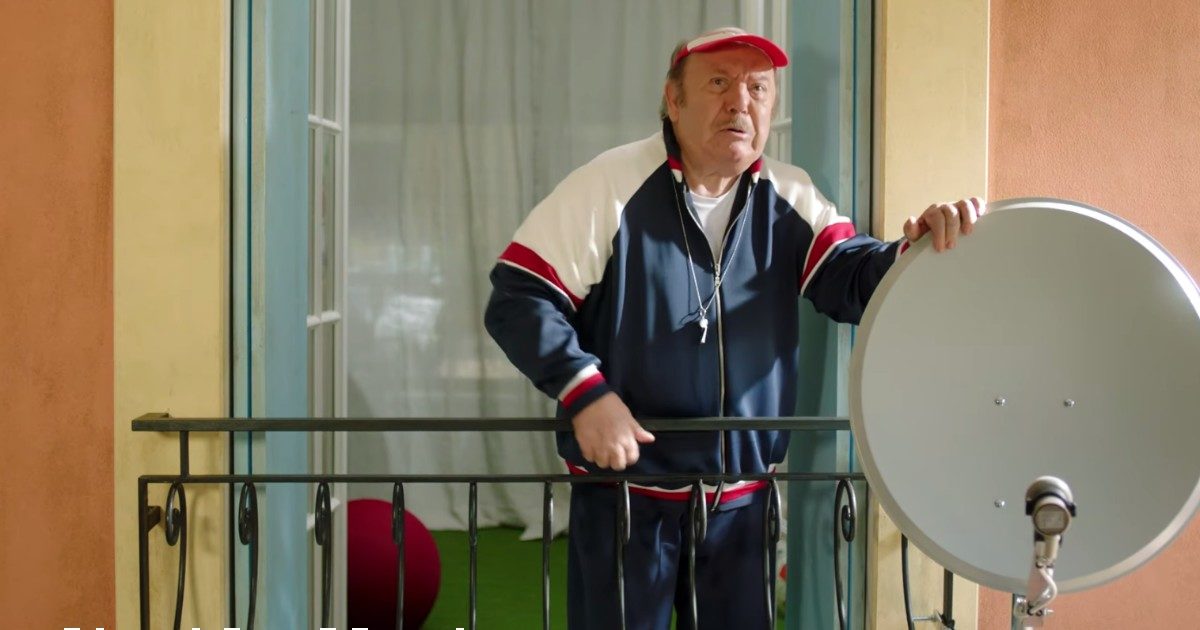 Il Moige contro Lino Banfi: “La frase ‘porca puttena’ rende sgradito lo spot Tim a famiglie e minori”