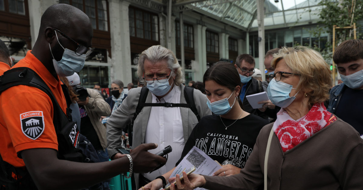 Green pass, come funziona all’estero: in Francia e Germania l’obbligo è ovunque, in Uk e Spagna maglie larghe. Usa senza restrizioni, eccetto New York che è severissima