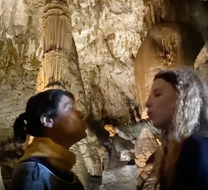 Frida Bollani e la madre Petra Magoni cantano l’Aria di Bach (e storica sigla di Quark) nella grotta sarda di Su Marmuri