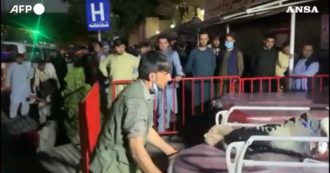 Copertina di Afghanistan, attacco kamikaze all’aeroporto di Kabul: i primi feriti arrivano all’ospedale di Emergency – Video
