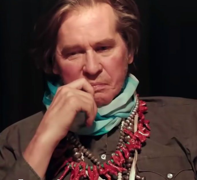 Val Kilmer e il tumore alla gola: “Non posso parlare senza tappare questo buco”. Il video trailer