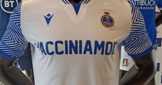 Copertina di Serie C, sulla maglia la scritta “vacciniamoci” al posto dello sponsor: la scelta del Seregno. Il presidente: “Messaggio più urgente dei soldi”