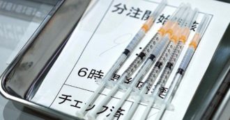 Copertina di Covid, le fiale del  vaccino Moderna sospese in Giappone sono “contaminate da particolato”
