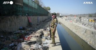 Copertina di Afghanistan, vestiti e oggetti abbandonati: il canale di scolo fuori dall’aeroporto di Kabul deserto dopo gli attentati – Video