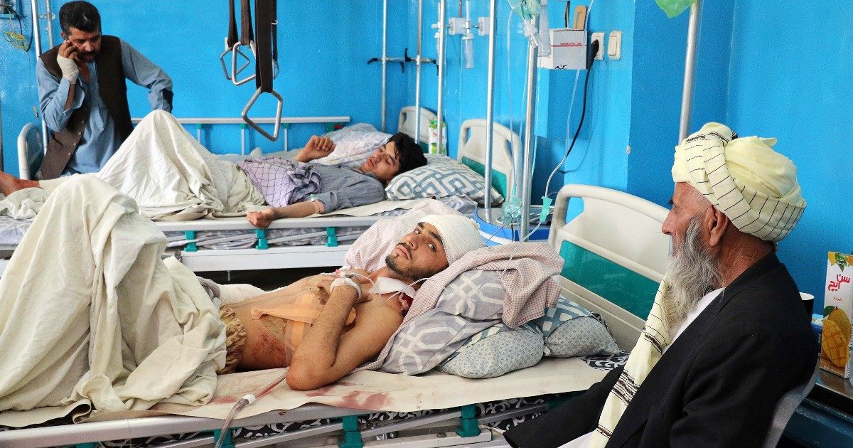 Afghanistan, ‘200 morti nella strage Isis a Kabul’: anche tre britannici. Pentagono: ‘C’è stata una sola esplosione. Ci aspettiamo nuovi attacchi’
