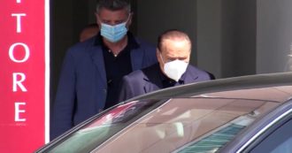 Copertina di Silvio Berlusconi dimesso dal San Raffaele. Il ricovero per “Controlli post Covid”. Lo staff tecnico: “Valutazioni cliniche”