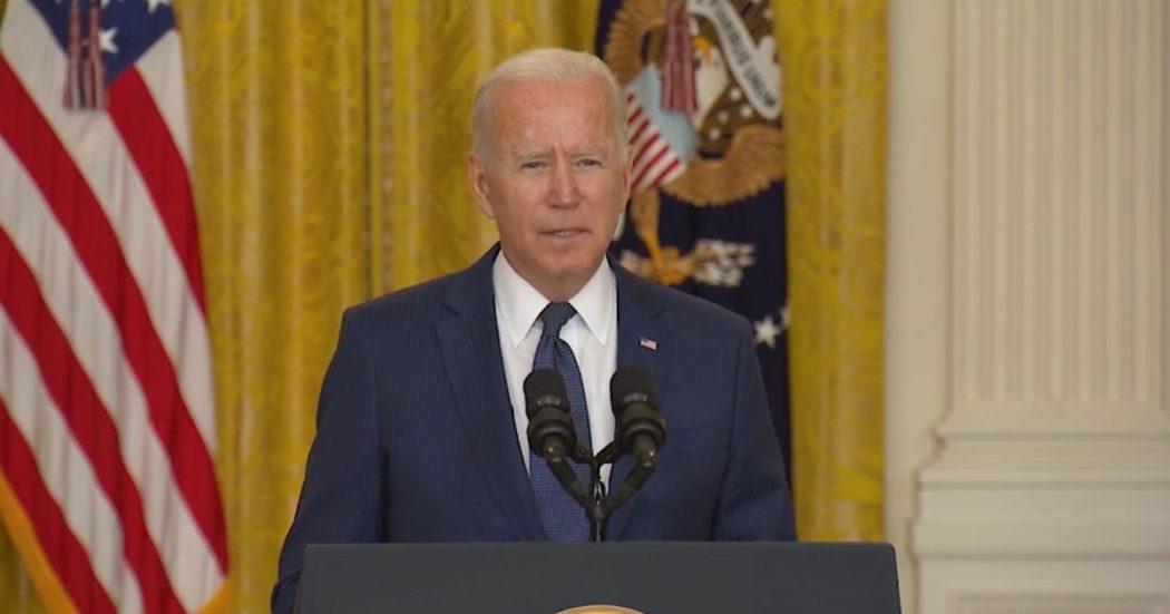 Afghanistan, Biden si commuove in diretta: “Ho perso mio figlio dopo l’Iraq, soffro per le famiglie delle vittime”. E promette: “Ve la faremo pagare”