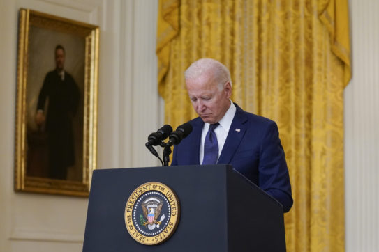 Afghanistan: Biden mostra il volto feroce contro i terroristi, ma spera di voltare pagina in fretta