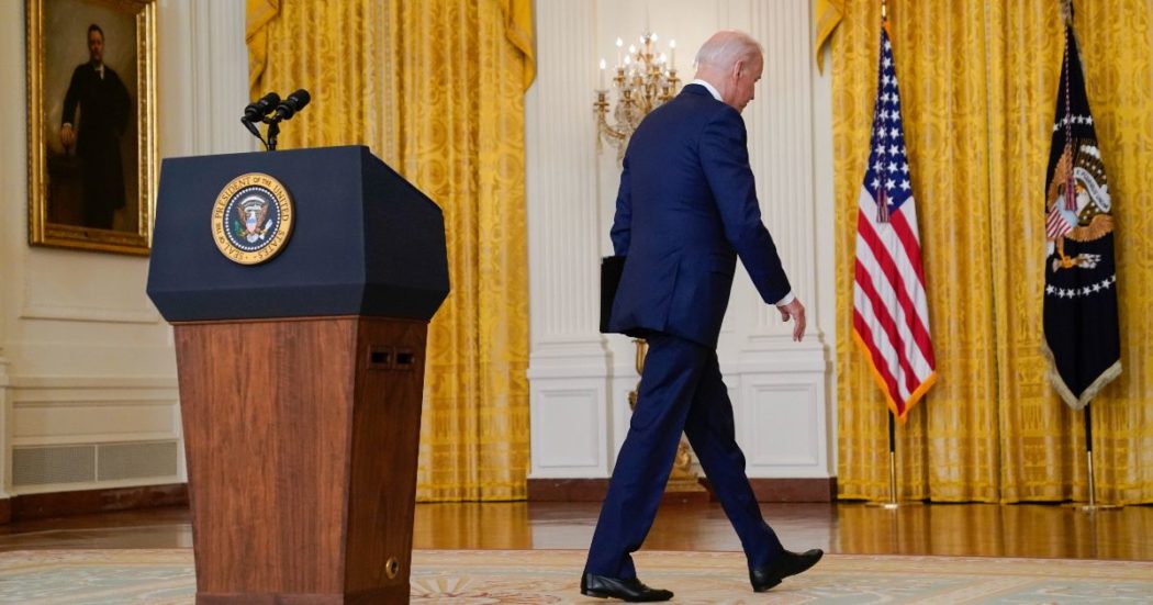 Afghanistan, il momento più nero di Biden: lui tiene il punto, ma nemmeno i democratici lo sostengono. E il fronte interno con la crisi Covid lo fa precipitare nei sondaggi