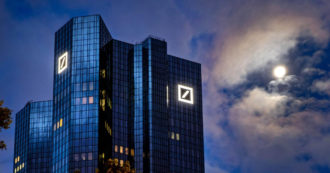 Copertina di Deutsche Bank, indagini in Germania e Usa sui prodotti di investimento sostenibile (Esg). Ex dirigente: “Classificazioni opache e obsolete”