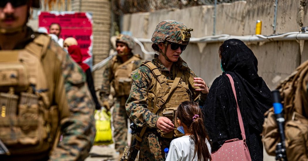 Afghanistan, drone americano uccide “una delle menti dell’attentato di Kabul”. Testimoni: “Militari Washington hanno ucciso molti civili durante l’attentato”. Cnn: “Allerta attacchi anche in Usa”
