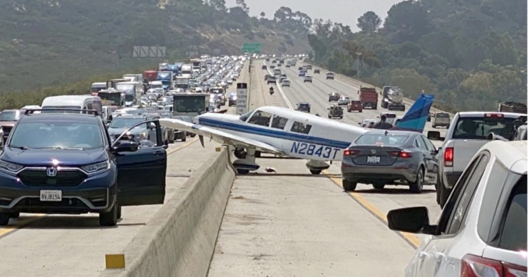 Ha problemi al motore, piccolo aereo da turismo atterra in autostrada: colpite alcune auto durante la manovra. Il video