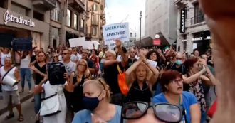 Copertina di Milano, 3mila No Green Pass sfilano contro l’obbligo del certificato verde (video). Cortei anche a Roma, Torino, Napoli e Genova