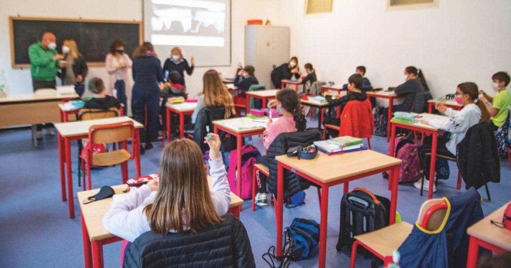 Rovigo, studenti sparano in classe alla prof: Valditara convoca la preside per una “relazione sui fatti”