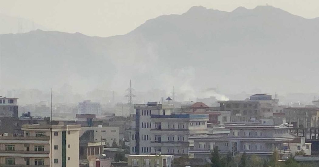 Kabul, nuovo raid Usa: “Uccisi diversi kamikaze Isis. Volevano compiere un attentato”. Un razzo colpisce una casa vicino all’aeroporto: almeno 6 morti, tra cui 4 bambini