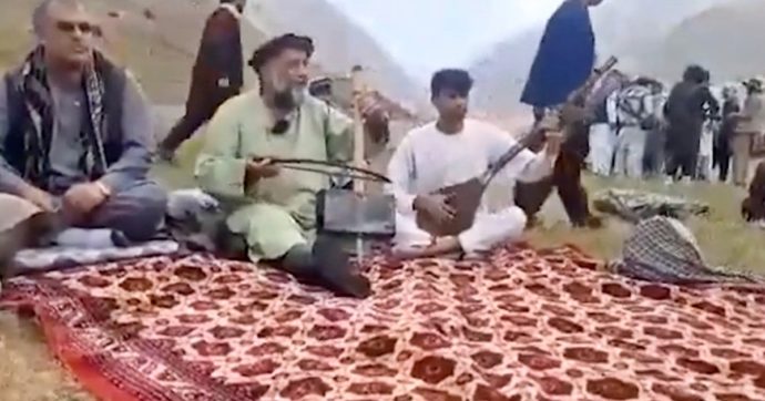 Afghanistan, il cantante folk Fawad Andarabi ucciso dai talebani. Il figlio: “Voleva solo intrattenere le persone, era innocente”