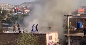 Copertina di Afghanistan, esplosione a Kabul: colonna di fumo tra le case e persone sui tetti. Ci sarebbero almeno 6 vittime
