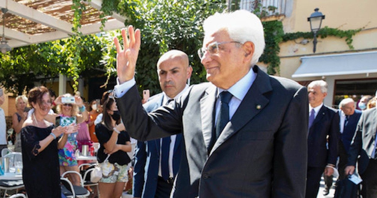 Mattarella: “La Ue esprime solidarietà agli afghani che perdono i diritti ma non vuole accoglierli: sconcertante. Non all’altezza del ruolo e dei valori dell’Unione”