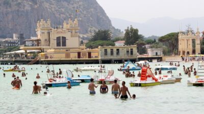 Copertina di Sicilia in zona gialla, tra operatori turistici che temono le disdette e cittadini che rifiutano di indossare la mascherina all’aperto