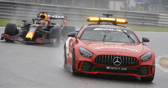 Formula 1, in Belgio la pioggia ferma tutto: vittoria assegnata a Verstappen dopo due giri dietro la safety car