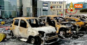 Copertina di Incendio Milano, macchine distrutte e detriti: ecco cosa resta dopo il rogo al palazzo – Video