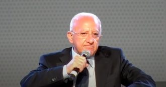 De Luca show alla Festa dell’Unità di Bologna, ne ha per tutti: “Figliuolo in mimetica? Va bene in Afghanistan” e su De Magistris: “Cialtrone”