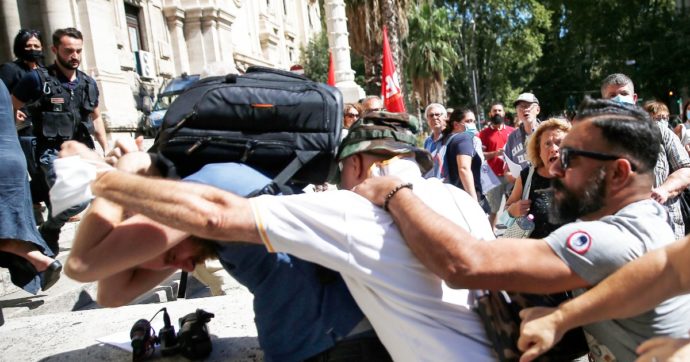 Giornalisti aggrediti ai sit-in “no green pass”, Lamorgese convoca comitato atti intimidatori: “Libertà di manifestare, ma no a minacce”