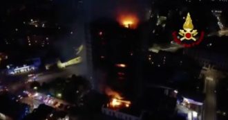 Incendio palazzo a Milano, le operazioni di spegnimento nella notte. Le immagini dall’alto: diverse squadre dei Vigili del Fuoco al lavoro