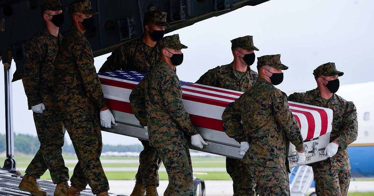 Afghanistan, 5 razzi dell’Isis contro l’aeroporto di Kabul: intercettati. Media: “Usa ritardarono chiusura gate attentato per far evacuare i britannici”