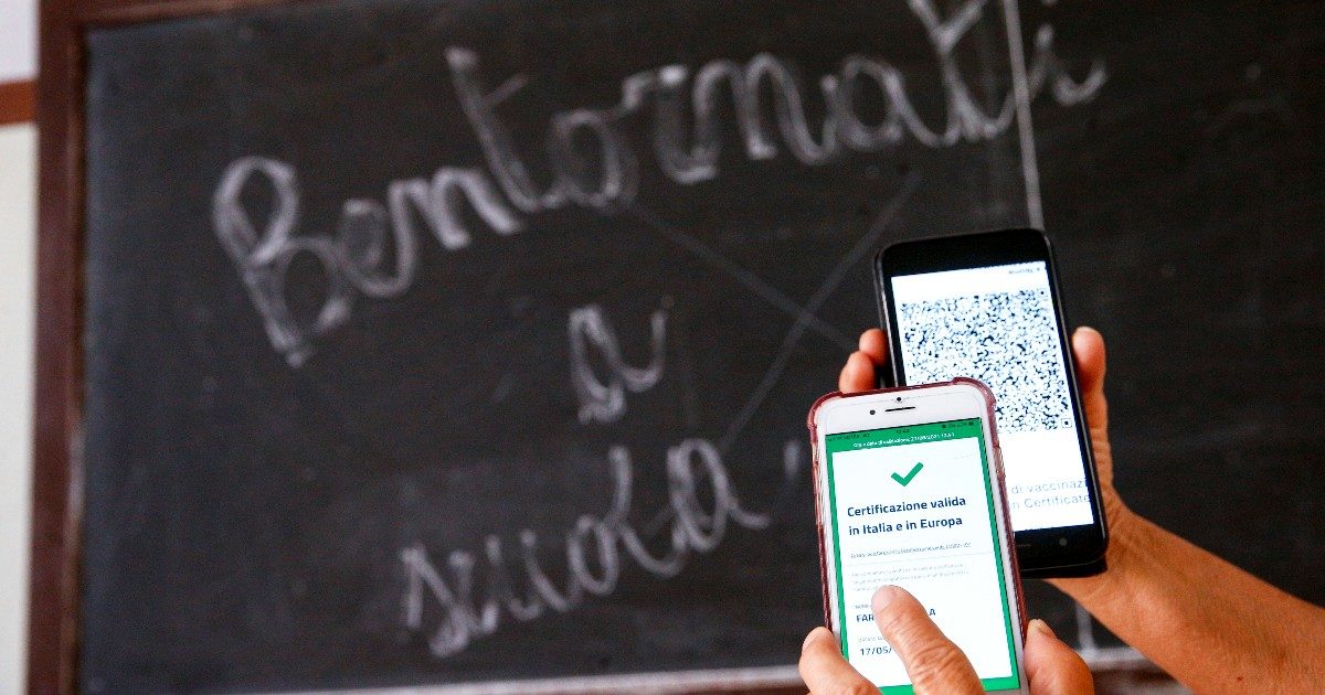 L’esordio dei prof a scuola con l’obbligo del green pass: chi controlla? Quale iter per chi è sprovvisto? Molti presidi scelgono la scorciatoia: collegi docenti online